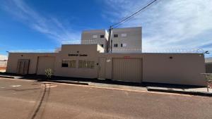 a building on the side of a street at Apto Novo com Ar e Wi-Fi Perto da UFU Monte Carmelo in Monte Carmelo