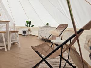 Posezení v ubytování Tipi Jurte Zelt in der Seenplatte