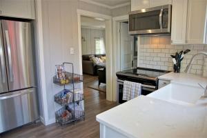 Η κουζίνα ή μικρή κουζίνα στο Great Deck with Gas Grill, Outdoor Firepit, 2 Blocks From Main Street