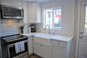 Η κουζίνα ή μικρή κουζίνα στο Great Deck with Gas Grill, Outdoor Firepit, 2 Blocks From Main Street