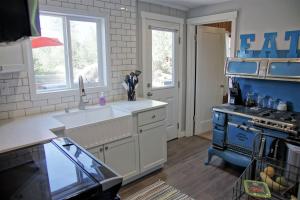 Η κουζίνα ή μικρή κουζίνα στο Great Deck with Gas Grill, Outdoor Firepit, 2 Blocks From Main Street
