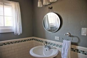 Ένα μπάνιο στο Great Deck with Gas Grill, Outdoor Firepit, 2 Blocks From Main Street +23 φωτογραφίες