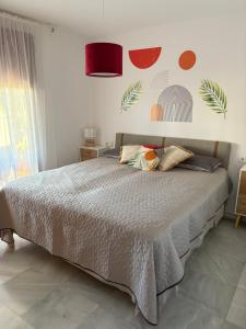 una camera da letto con un letto grande in una stanza di Paraiso Cala Azul- La Cala de Mijas a La Cala de Mijas Altre 24 foto