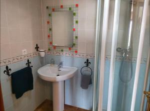 ein Badezimmer mit Waschbecken und Dusche in der Unterkunft Colina Vacacions in Santa Clara + 9 Fotos