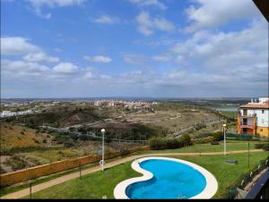 einen Balkon mit Poolblick in der Unterkunft Colina Vacacions in Santa Clara