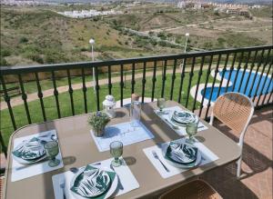 einen Tisch auf einem Balkon mit Poolblick in der Unterkunft Colina Vacacions in Santa Clara