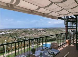 ein Balkon mit Tisch und Stühlen und Aussicht in der Unterkunft Colina Vacacions in Santa Clara