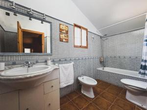 a bathroom with a sink and a toilet and a tub at Mirador de Despeñaperros in Santa Elena +6 photos