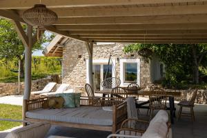 Ruang duduk di Ermenes 2 - The Vineyard Retreat with Panoramic Views on lake Balaton