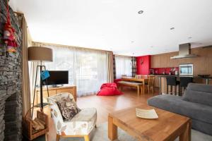 a living room with a couch and a table at Jessica 2 in Saas-Fee
