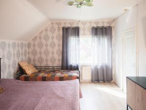 1 dormitorio con sofá y ventana en Peltohovi Guest house, en Kouvola