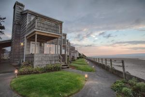 una casa sulla riva di una spiaggia di The Waves a Cannon Beach