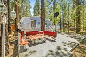 einem Picknicktisch und einer Bank vor einem Anhänger in der Unterkunft Cozy summit #2222 in Big Bear Lake