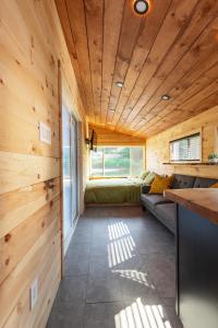 sala de estar amplia con sofá y cama en Floating Tiny Home #1, en Vermilion