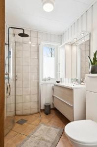 een badkamer met douche, toilet en wastafel bij Hus i Lofoten in Kabelvåg +64 foto's