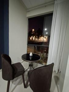 a room with a table and two chairs and a window at Mirador San Juan in Tarija