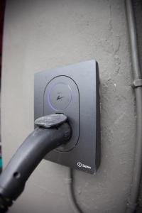 een metalen voorwerp aan een muur met een stekker bij Hus i Lofoten in Kabelvåg