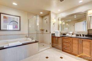 Vannituba majutusasutuses MGM Signature-30-619 Strip View Jacuzzi Studio
