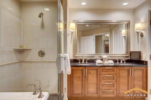 Vannituba majutusasutuses MGM Signature-30-619 Strip View Jacuzzi Studio