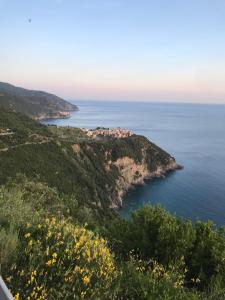 a view of the amalfi coast from the cliffs at Casa Vacanze Pinuccia in Corniglia +4 photos