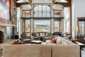 O zonă de relaxare la Private Hot Tub, Theater Room, Valet Parking and Ski & Boot Storage at Ritz Carlton