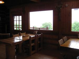 En restaurang eller annat matställe på Log Cottage Himawari