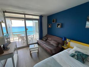Tempat tidur dalam kamar di Diamant Bleu studio, piscine, vue mer