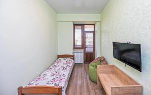 TV a/nebo společenská místnost v ubytování Elegant 2BR Urban Hideaway - Parkside, near Mega Mall