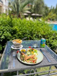 einen Tisch mit einem Teller Essen drauf. in der Unterkunft Dar Tanja Boutique Hotel in Tangier