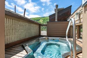 una vasca idromassaggio sul terrazzo di una casa di Rooftop Hot Tub, Free Parking, Renovated condo in the Heart of Lionshead a Vail
