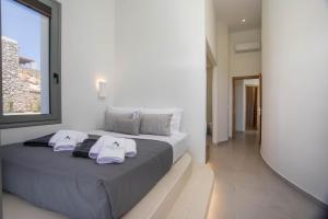 Ένα ή περισσότερα κρεβάτια σε δωμάτιο στο Athoros Luxury Villas