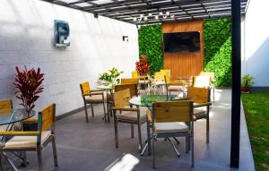 a patio with a table and chairs and a table and chairs at Hub Hotels AQP in Arequipa