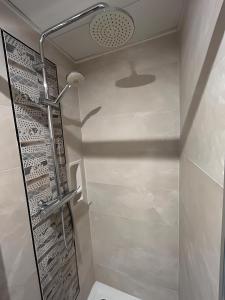 e bagno con servizi igienici e cabina doccia. di Diamant Bleu studio, piscine, vue mer a Le Diamant