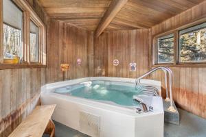 Φωτογραφία από το άλμπουμ του Walk to Skiing and Vail Village, Prestigious Forest Road Location, Private Hot Tub σε Vail