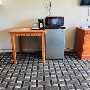 una scrivania con forno a microonde e un frigorifero di Dream Inn a Tonopah