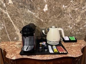 Принадлежности для чая и кофе в The Residence Hotel Okayama - Vacation STAY 43056v