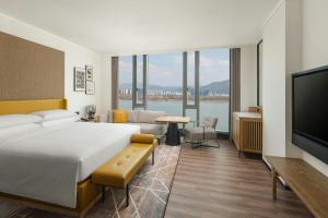 Postel nebo postele na pokoji v ubytování Sheraton Hangzhou Fuyang