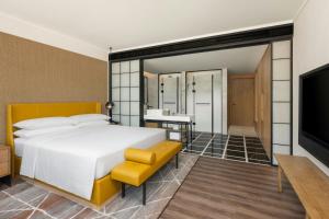 Postel nebo postele na pokoji v ubytování Sheraton Hangzhou Fuyang