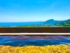 Beppu Onsen Resort Stay SPA TSURUMI - Vacation STAY 48219v في بيبو: إطلالة على المحيط من الشرفة +14 صورة