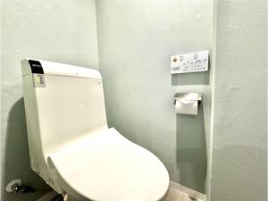 Beppu Onsen Resort Stay SPA TSURUMI - Vacation STAY 48229v في بيبو: حمام مع مرحاض أبيض في المقصورة