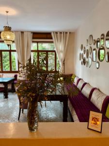 ein Wohnzimmer mit einer Vase auf einem Tisch in der Unterkunft Dar Tanja Boutique Hotel in Tangier + 37 Fotos