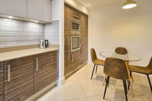 eine Küche mit Tisch und Stühlen in einem Zimmer in der Unterkunft Modern Home with Garden, Corby in Corby and Weldon