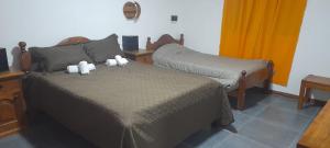 two stuffed animals on a bed in a room at Complejo Cerro Morado in Villa Unión