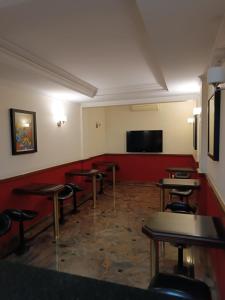Uma TV ou centro de entretenimento em Hotel Metropolis Centro São Paulo