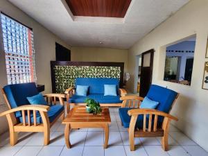 a living room with blue chairs and a table at Casa Meraki, Granada, 3 dormitorios y 3 baños para 8 Personas in Granada