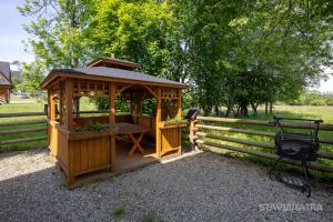 Vonkajšia záhrada v ubytovaní Biały Miś Apartamenty Art & Design
