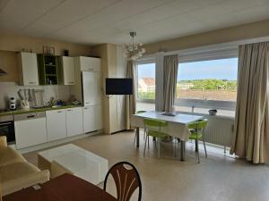Il comprend une cuisine et un salon avec une table et une fenêtre. dans l'établissement Studio Heist, à Knokke-Heist