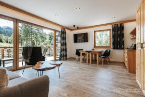 Televízia a/alebo spoločenská miestnosť v ubytovaní Biały Miś Apartamenty Art & Design