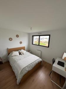 ein Schlafzimmer mit einem Bett, auf dem ein Teddybär liegt in der Unterkunft A 8 mns des plages ! Maison moderne avec jardin et grande terrasse in Saint-Gildas-de-Rhuys