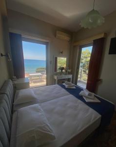 Postel nebo postele na pokoji v ubytování De La Plage Hotel Koroni